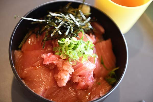 生のマグロ丼いただきます