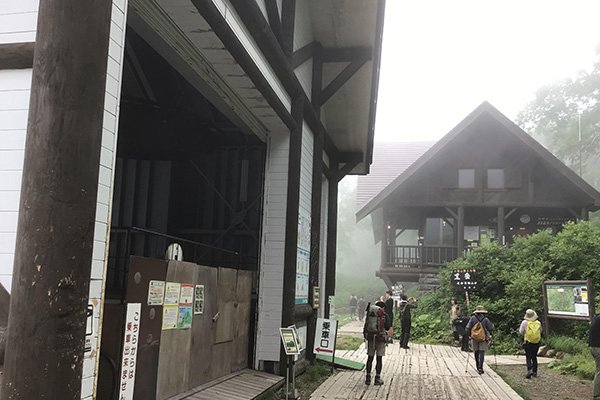 ペアリフト終点で登山計画書を出す