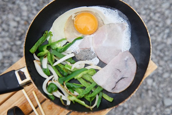 目玉焼きを作ります