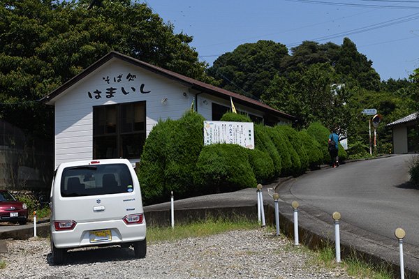 一端車を横付けして、家族を下ろして駐車場へ