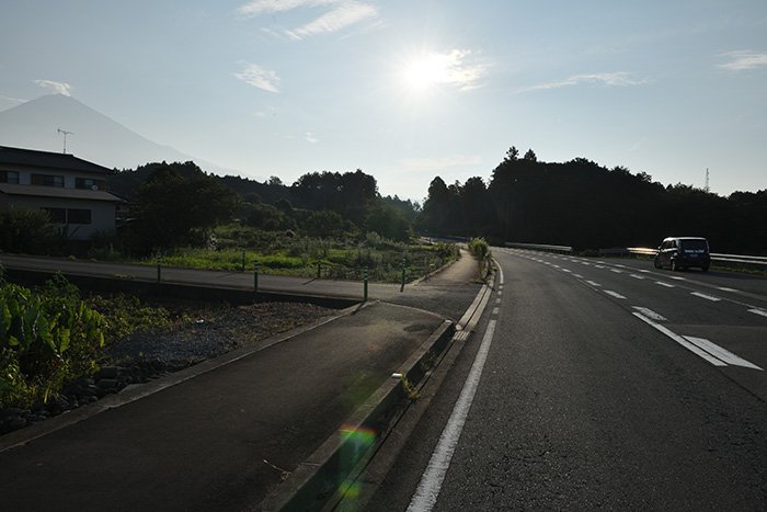 駐車場は蓮田の手前、反対車線側