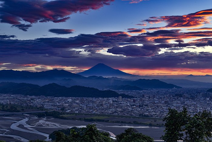 ニ焼けに燃える雲と富士山