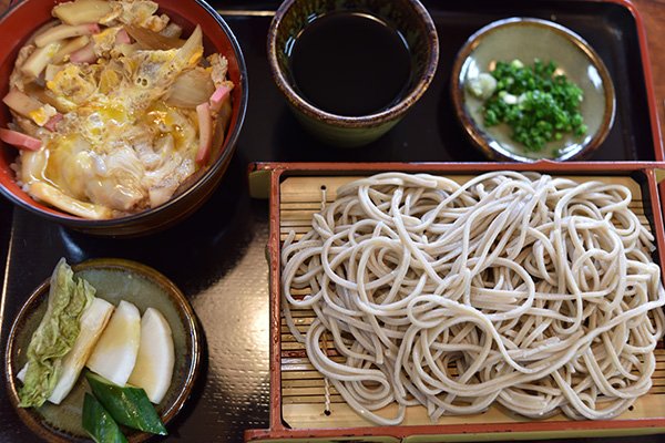 そば卵丼。1200円かと思ったら1100円だった