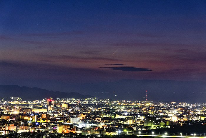 夜景に浮かぶ彗星