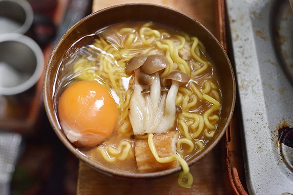 生卵を落としたキノコ味噌ラーメンです