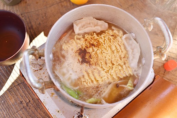 今日の朝食は餃子入り味噌ラーメンです