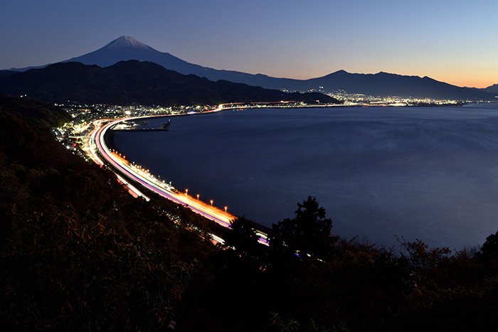 輝く光跡と街明かりと駿河湾