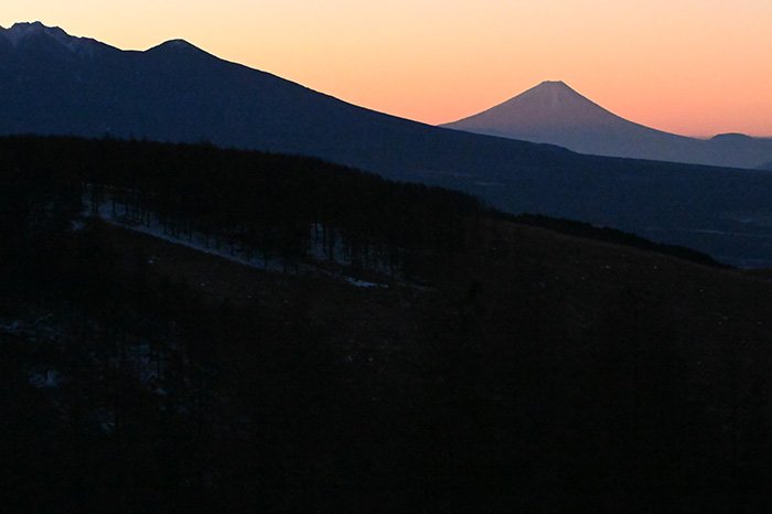 富士山と八ヶ岳の夜明け