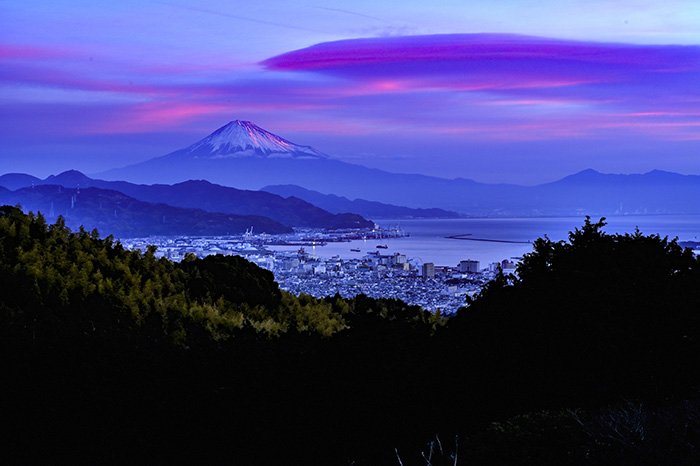 吊るし雲染まる。