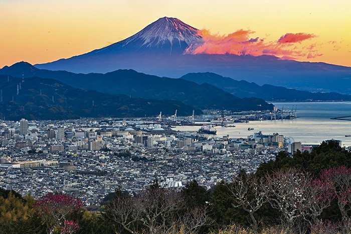 雲赤く染まる