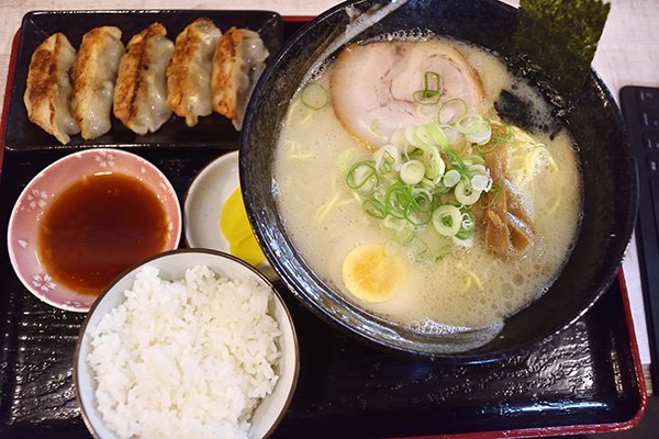 細麺でスープがおいしい。若者＋外人で満員です