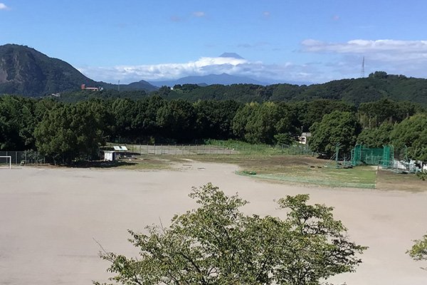 教室前の廊下からグラウンド越しに富士山が見えました