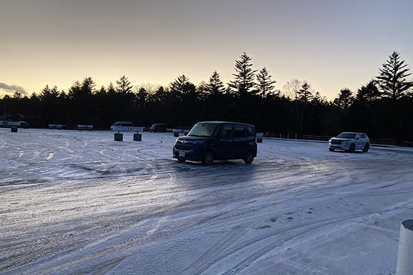 凍結する駐車場